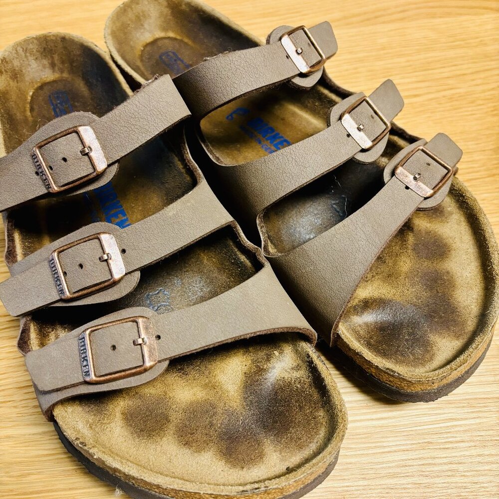 Gently used women’s Birkenstock Florida in color Mocha Birkibuc